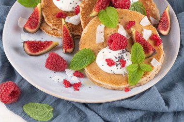 Ahududu, incir, yoğurt, hindistan cevizi, bal ve nane yapraklı krep.