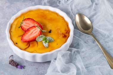 Creme Brulee-üst karamelize şeker ile geleneksel Fransız vanilya krem tatlı. Leite krem, Portekizli çöl