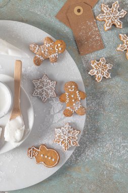 Parlak Noel ya da yeni yıl tahta arka planında köknar dalları, Noel süslemeleri, Noel kurabiyeleri, Noel tatlısı.