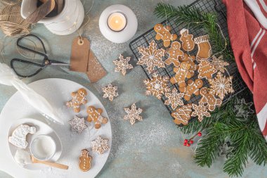 Parlak Noel ya da yeni yıl tahta arka planında köknar dalları, Noel süslemeleri, Noel kurabiyeleri, Noel tatlısı.