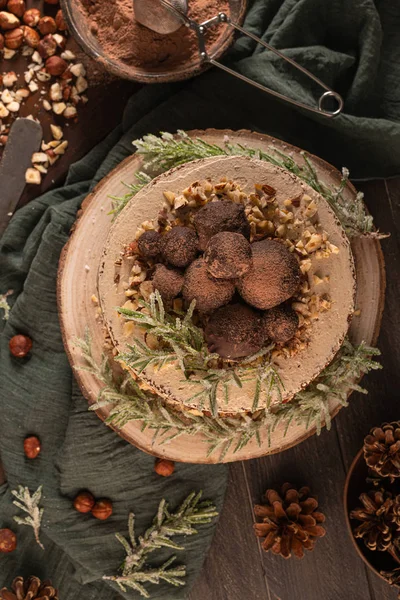 Leckere nackte Schokolade und Haselnusskuchen auf der rustikalen Holzarbeitsplatte. Ansicht von oben. flache Lage. — Stockfoto