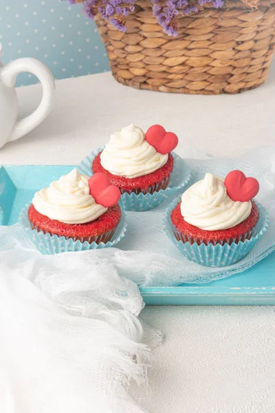 Red velvet heart cupcakes with cream cheese frosting and a red heart for Valentine's Day. Top view with copy space — Stock Photo, Image