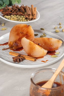 Haşlanmış armut, mutfak tezgahının üzerinde ev yapımı lezzetli tarif.