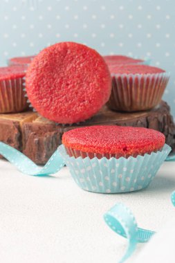 Krem peynirli kırmızı kadife kek ve Sevgililer Günü için kırmızı kalp. Kopyalama alanı olan üst görünüm