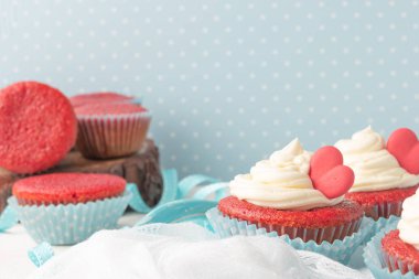 Krem peynirli kırmızı kadife kek ve Sevgililer Günü için kırmızı kalp. Kopyalama alanı olan üst görünüm