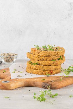 Çiğ vejetaryen burger, mercimek, sebze ve kekik yaprakları mutfak tezgahında. Üst Manzara. Düz yatıyordu