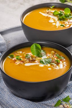 Masada su teresi olan kabak çorbası. Mevsimlik sonbahar yemekleri - Kasede baharatlı balkabağı çorbası.