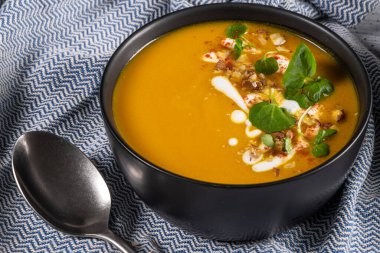 Masada su teresi olan kabak çorbası. Mevsimlik sonbahar yemekleri - Kasede baharatlı balkabağı çorbası.