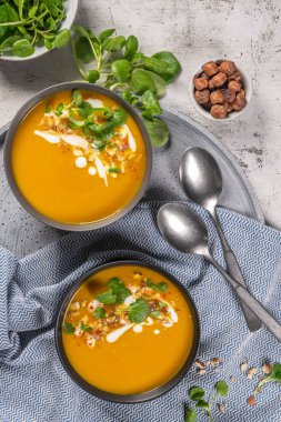 Masada su teresi olan kabak çorbası. Mevsimlik sonbahar yemekleri - Kasede baharatlı balkabağı çorbası.