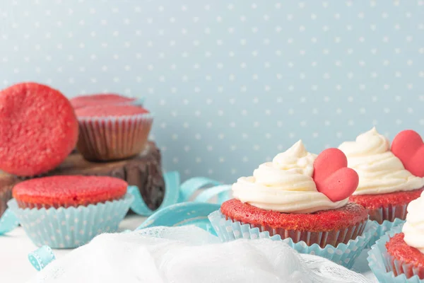 Bolinhos de coração de veludo vermelho com cobertura de queijo creme e um coração vermelho para o Dia dos Namorados. Vista superior com espaço de cópia — Fotografia de Stock