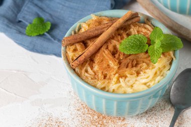 Aletria klasik bir Portekiz vermicelli pudingidir ve bu geleneksel olarak Noel zamanı servis edilir. Bu Portekiz 'in en sevdiği pudinglerden biri..