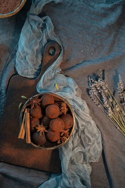 Tartufi Artigianali Cioccolato Piatto Con Cacao Polvere Anice Cannella Cardamomo — Foto Stock