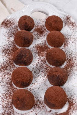 Beyaz seramik tabakta çikolatalı trüf.