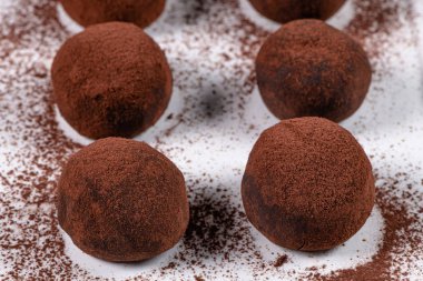 Beyaz seramik tabakta çikolatalı trüf.