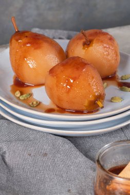 Haşlanmış armut, mutfak tezgahının üzerinde ev yapımı lezzetli tarif.