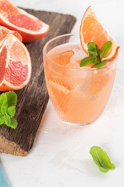 テーブルの上のグラスにミントとグレープフルーツジュース 爽やかな夏のカクテル — ストック写真