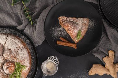 Mutfak tezgahında armut, zencefil ve tarçınlı lezzetli baharatlı pasta..