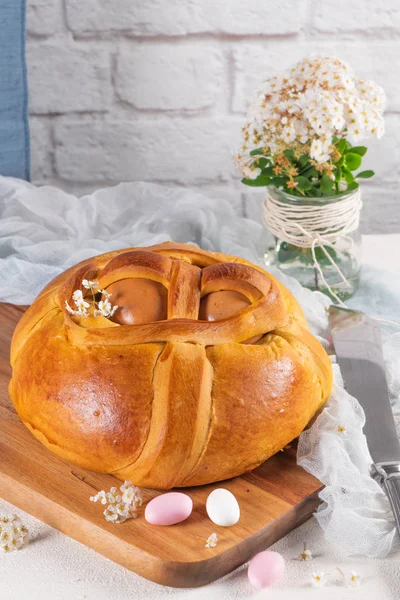 Gâteau Pâques Portugais Traditionnel Folar Aux Œufs Sur Table Bois — Photo