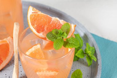 Masada nane şekerli greyfurt suyu. Yaz kokteylini tazeliyorum..