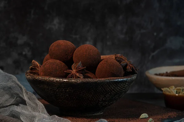 Шоколадные Трюфели Тарелке Какао Порошком Анисом Корицей Кардамоном — стоковое фото