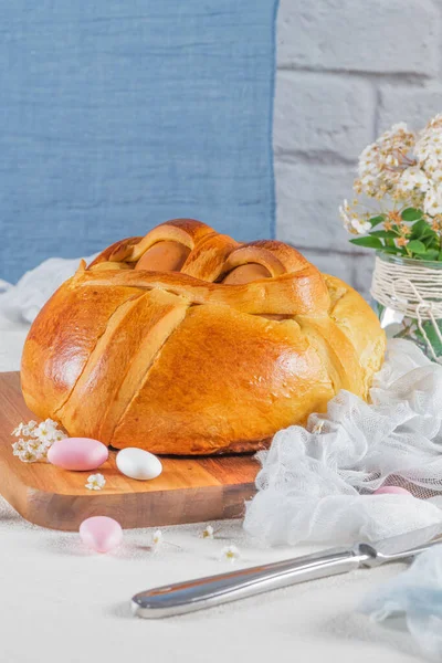 Portugese Traditionele Pasen Cake Folar Met Eieren Houten Tafel — Stockfoto