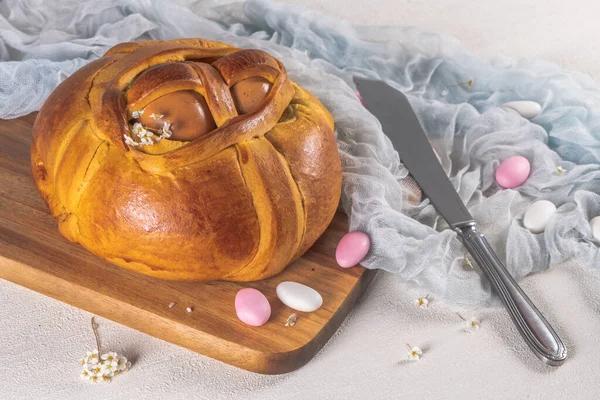 Portugese Traditionele Pasen Cake Folar Met Eieren Houten Tafel — Stockfoto