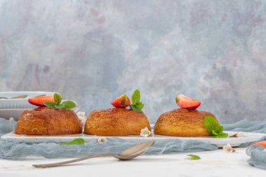 Modern arkaplanda üzerinde kremalı puding ve fotokopi alanı var..