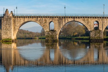 Antik Roma Köprüsü, Ponte da Barca, Kuzey Portekiz eski Portekizli Köyü.
