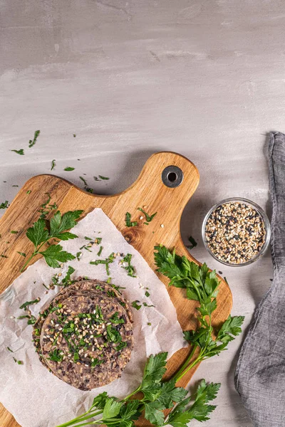 Rauwe Veggie Burger Met Zwarte Bonen Houten Aanrecht — Stockfoto