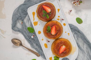 Karamelli muhallebi modern arkaplanda fotokopi alanı ile birlikte. Üst manzara, düz uzanma