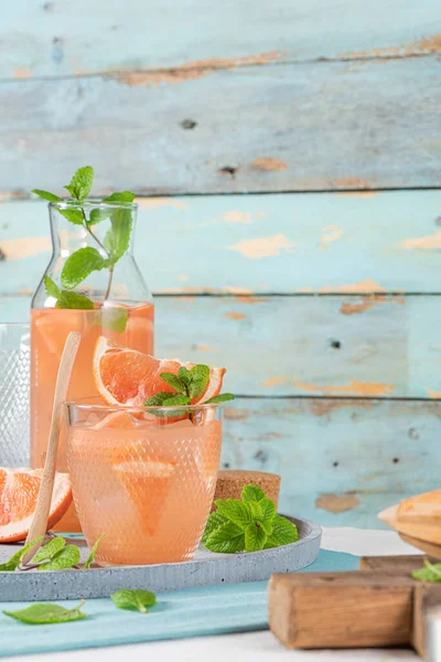 Sumo Toranja Com Hortelã Copos Mesa Coquetel Refrescante Verão — Fotografia de Stock