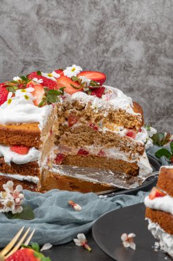 Çilekli pasta, çilekli kek taze çilekli ve koyu arkaplanda ekşi krema.