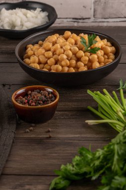 Mutfak tezgahında bir kasede bezelye pişirdim..