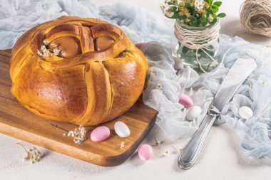 Portekizce geleneksel Paskalya kek. Ahşap masa üzerinde yumurta ile Folar
