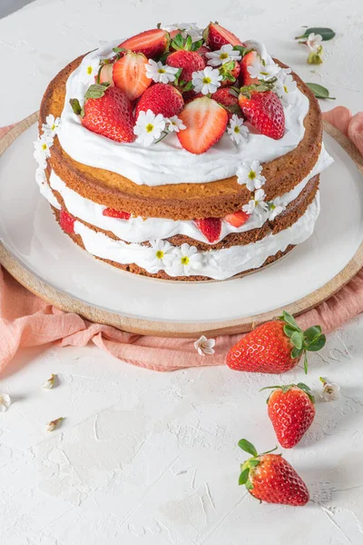 Tarta Fresa Tarta Esponja Fresa Con Fresas Frescas Crema Agria —  Fotos de Stock