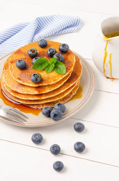 Stapelweise Pfannkuchen Mit Frischem Blaubeer Und Karamellsirup — Stockfoto