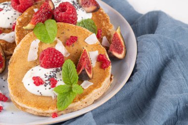 Ahududu, incir, yoğurt, hindistan cevizi, bal ve nane yapraklı krep.