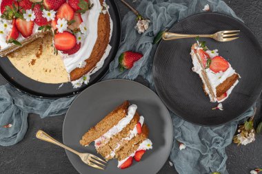 Çilekli pasta, çilekli kek taze çilekli ve koyu arkaplanda ekşi krema.