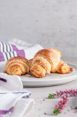 Taze pişmiş kruvasan. Taze tereyağlı kruvasan ve Rolls Royce. Fransız ve Amerikan kruvasanları ve fırınlanmış hamur işleri dünya çapında keyiflidir..