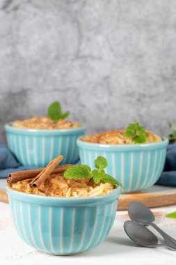 Aletria klasik bir Portekiz vermicelli pudingidir ve bu geleneksel olarak Noel zamanı servis edilir. Bu Portekiz 'in en sevdiği pudinglerden biri.