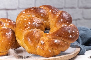 Portekiz geleneksel paskalya pastası. Tahta masada yumurtalı yaprak. Tatlı ekmek