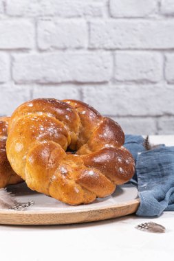 Portekiz geleneksel paskalya pastası. Tahta masada yumurtalı yaprak. Tatlı ekmek