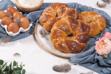 Portekiz geleneksel paskalya pastası. Tahta masada yumurtalı yaprak. Tatlı ekmek