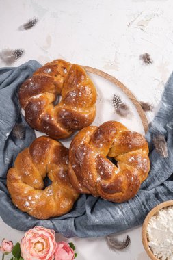 Portekiz geleneksel paskalya pastası. Tahta masada yumurtalı yaprak. Tatlı ekmek