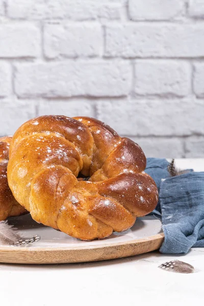 Gâteau Pâques Portugais Traditionnel Folar Avec Oeufs Sur Table Bois — Photo