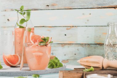 Masada nane şekerli greyfurt suyu. Yaz kokteylini tazeliyorum..