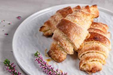 Taze pişmiş kruvasan. Taze tereyağlı kruvasan ve Rolls Royce. Fransız ve Amerikan kruvasanları ve fırınlanmış hamur işleri dünya çapında keyiflidir..