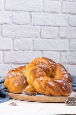 Portekiz geleneksel paskalya pastası. Tahta masada yumurtalı yaprak. Tatlı ekmek
