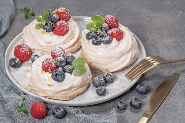 Mini Torte Meringa Pavlova Con Lamponi Freschi Mirtilli Con Foglie — Foto Stock