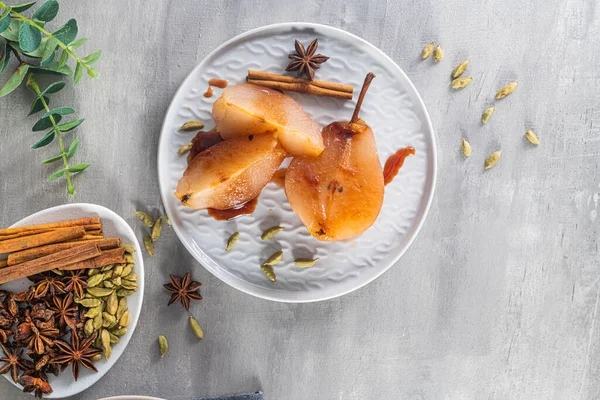 Pochierte Birnen Köstliche Hausgemachte Rezept Über Helle Küchenarbeitsplatte — Stockfoto